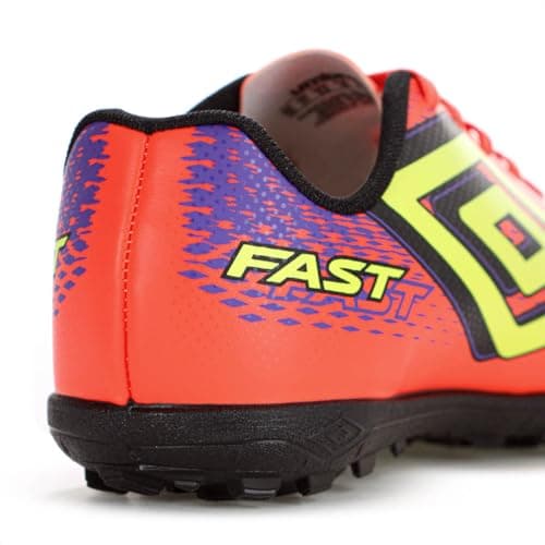 Detalhe lateral do tênis de futebol Umbro Society Fast II para homens, com a palavra FAST destacada.