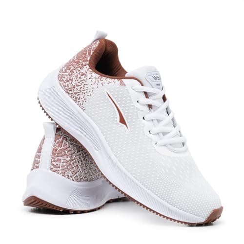 Tênis esportivo branco com detalhes em marrom, sola branca com pontos de borracha, parte superior em malha com padrão de pontos, sola marrom, texto 'WE' na lateral.