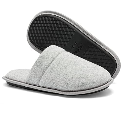 Par de pantufas cinza com sola antiderrapante, ideal para uso em casa