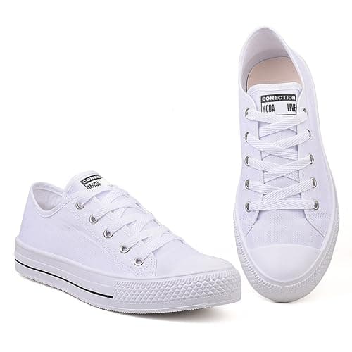 Par de tênis feminino branco casual, cano baixo, com etiqueta preta.