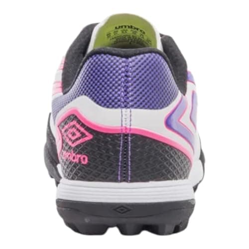 Lateral da chuteira Umbro Pro 5 Bump Club Society, com detalhes em preto e rosa.