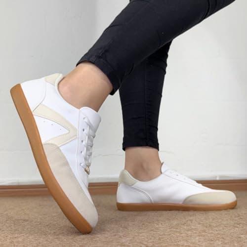 Tênis casual adulto off-white Vizzano com solado marrom e detalhes em bege.