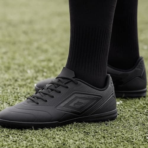 Chuteira Umbro Attak III Society Preta, calçado esportivo preto com logo Umbro