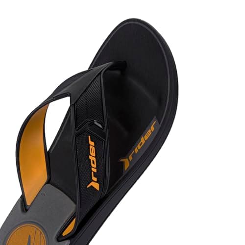 Detalhe do chinelo Rider Star III preto com amarelo, mostrando o logo e design.
