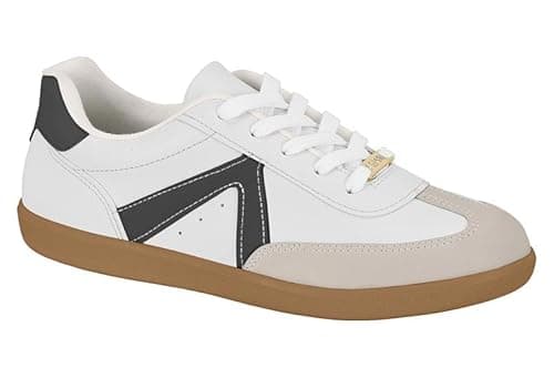 Tênis branco com detalhes em preto e marrom, sola marrom e etiqueta dourada