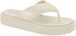 Chinelo feminino branco com sola alta e texturizada, vista frontal