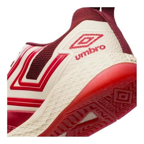 Solado vermelho da chuteira futsal Umbro Pro 5 Bump, com logo e padrão de tração.