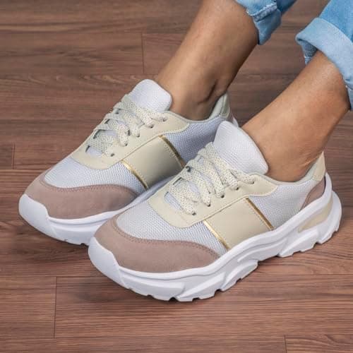 Tênis feminino GuGi Fiorella com sola alta e macia, branco com detalhes em bege e marrom.