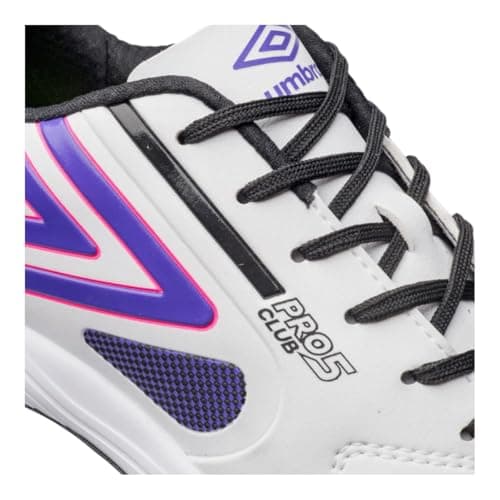 Detalhe da frente da chuteira Umbro Pro 5 Bump Club Society, com texto 'PRO5 CLUB'.