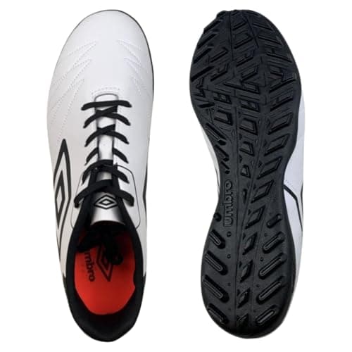 Tênis Umbro Manchester Soccer Cleats Stitched branco e preto com sola preta