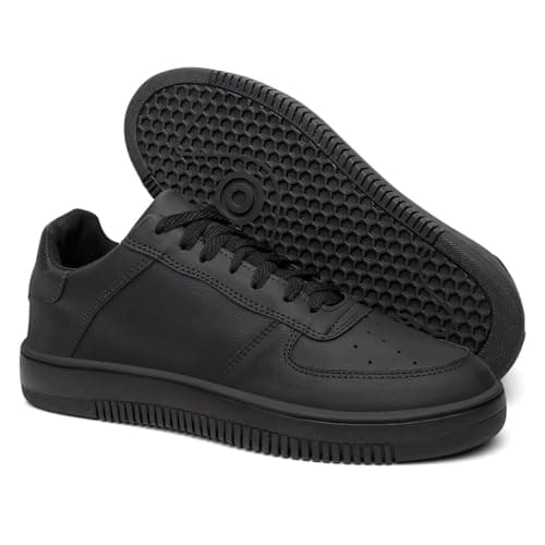 Tênis masculino preto com solado macio e detalhes em relevo.