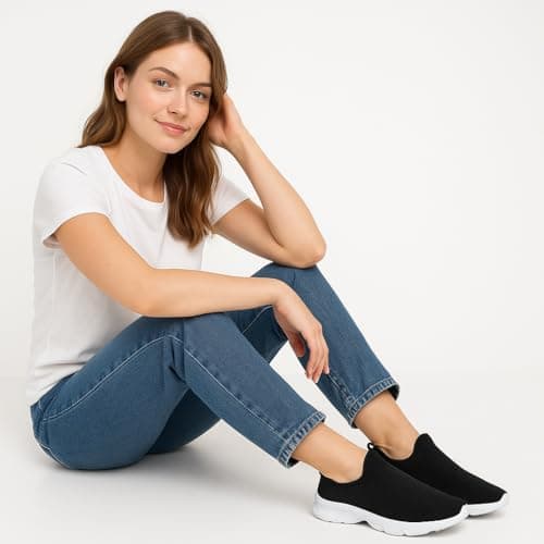 Mulher sentada com tênis slip-on preto sem cadarço, ideal para uso casual e academia.