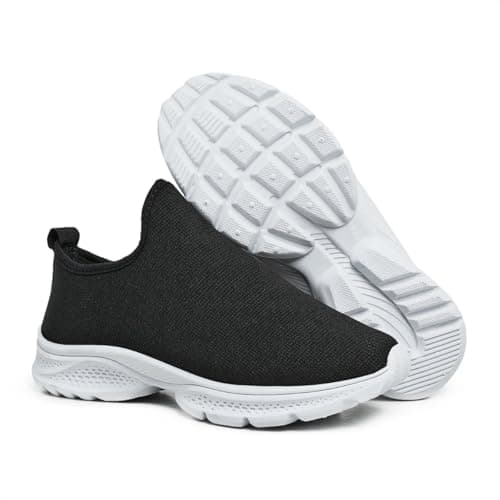 Par de tênis slip-on preto sem cadarço, mostrando sola branca com detalhes de ventilação.