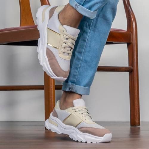 Modelo usando tênis feminino casual Gugi Fiorella, branco e bege, sola alta e macia.