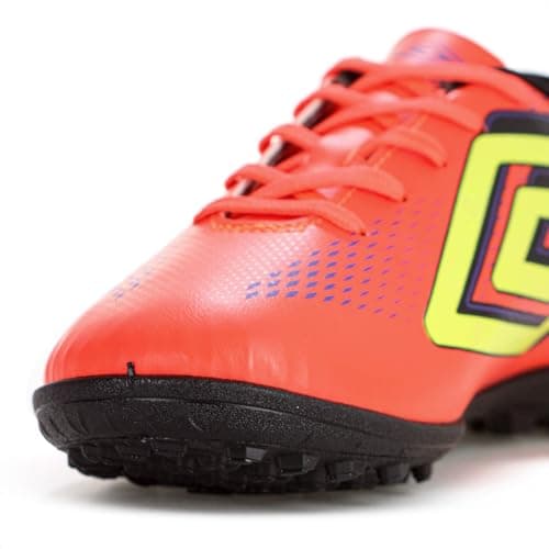 Detalhe de tênis de futebol Umbro Society Fast II para homens, mostrando a parte frontal e a sola.