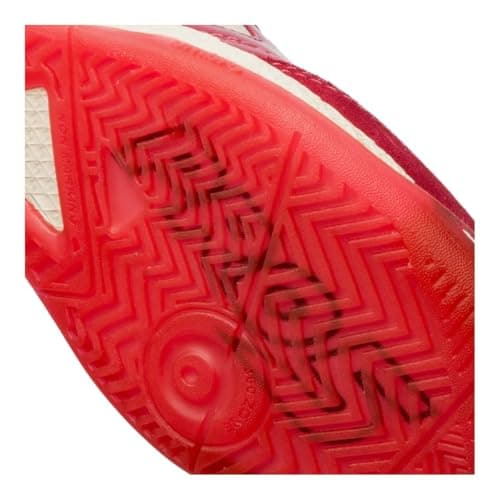 Detalhes da sola da chuteira futsal Umbro Pro 5 Bump, vermelho e branco, com padrão de tração.