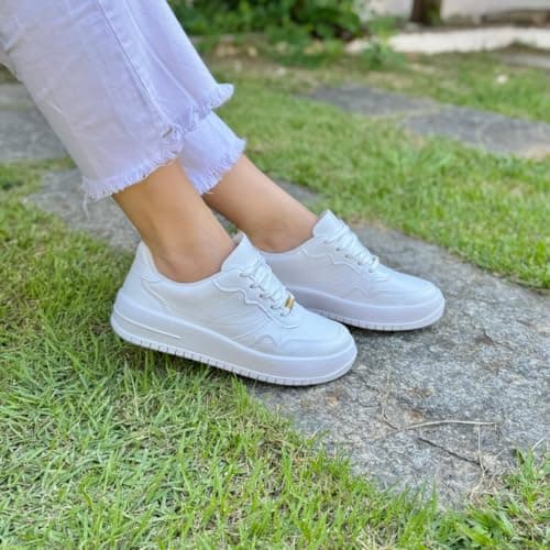 Tênis feminino branco Vizzano Leve Casual com detalhes em relevo, estilo dia a dia.