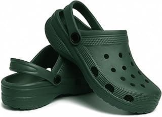 Par de tamancos verdes estilo crocs com furos, fundo branco