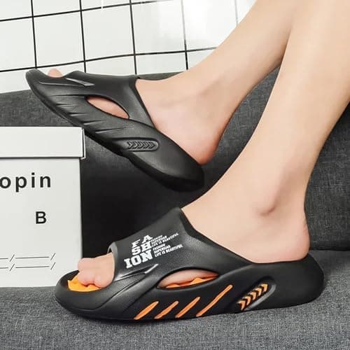 Chinelo leve preto e laranja com design ergonômico para uso casual e praia.