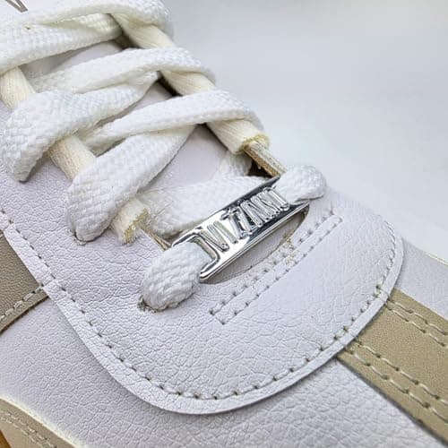 Tênis VIZZANO branco e bege com detalhes em metal, fechamento em cadarço.