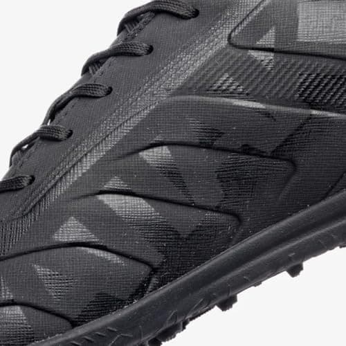 Detalhe do design da sola do tênis de futebol Umbro Attak III Society preto.