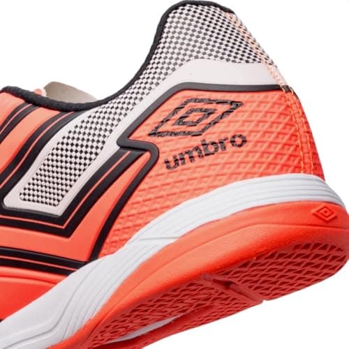 Chuteira Umbro Pro 5 Bump Club Futsal Coral 40, vista frontal, coral com detalhes em preto e branco.
