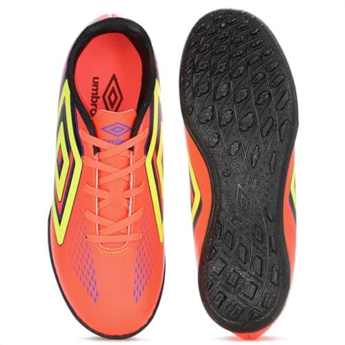 Tênis de futebol Umbro Society Fast II para homens, mostrando o detalhe da sola e do cadarço.