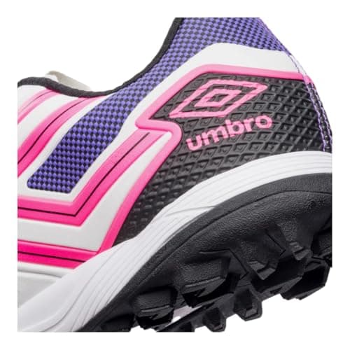Detalhe da sola da chuteira Umbro Pro 5 Bump Club Society, preta com rosa e branco.