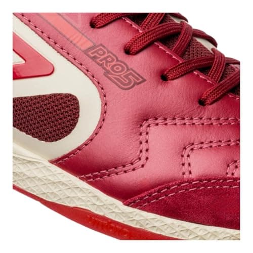 Detalhes de costura da chuteira futsal Umbro Pro 5 Bump, vermelho e branco.