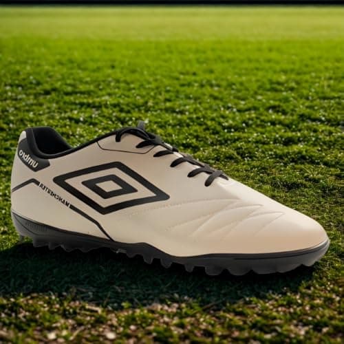 Tênis Umbro Manchester Soccer Cleats Stitched branco e preto em campo