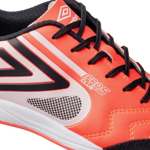 Tênis Umbro Pro 5 Bump Club Futsal Coral, com detalhes em preto e branco.