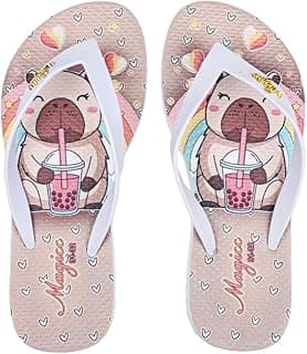 Sandália infantil Magicc com estampa de capivaras, cor bege com detalhes brancos e rosa.
