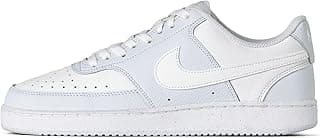 Tênis Nike feminino branco cano baixo, ângulo frontal, fundo branco, logotipo Swoosh, sola branca com saliências, cadarços brancos