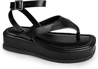 Sandália flatform preta com fivela, vista frontal, fundo branco.