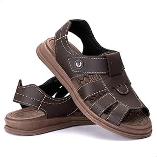 Sandália masculina café com tiras de couro sintético, sola marrom, bordados brancos e logo circular