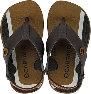 Chinelo infantil Cartago para meninos com elástico anatômico, sola marrom com detalhes preto e branco, marca Cartago em preto e dourado.