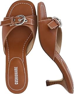 CUSHIONAIRE Sandálias femininas de salto Belle Kitten com detalhes de fivela, confortáveis e elegantes