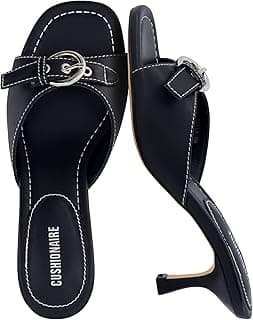 CUSHIONAIRE Sandálias femininas de salto Belle Kitten com detalhes de fivela, confortáveis e elegantes