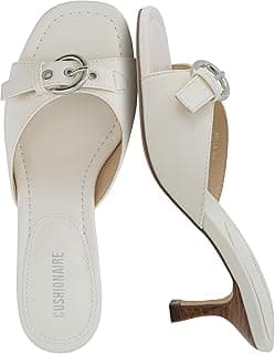 CUSHIONAIRE Sandálias femininas de salto Belle Kitten com detalhes de fivela, confortáveis e elegantes, Branco, 11 Wide