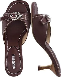 CUSHIONAIRE Sandálias femininas de salto Belle Kitten com detalhes de fivela, confortáveis e elegantes