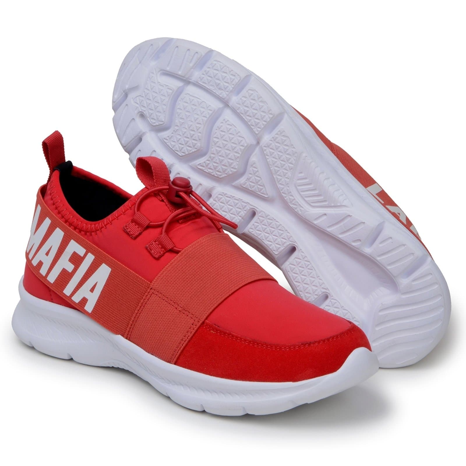 Tênis vermelho com sola branca e design de faixa lateral com a palavra 'MAFIA' em branco