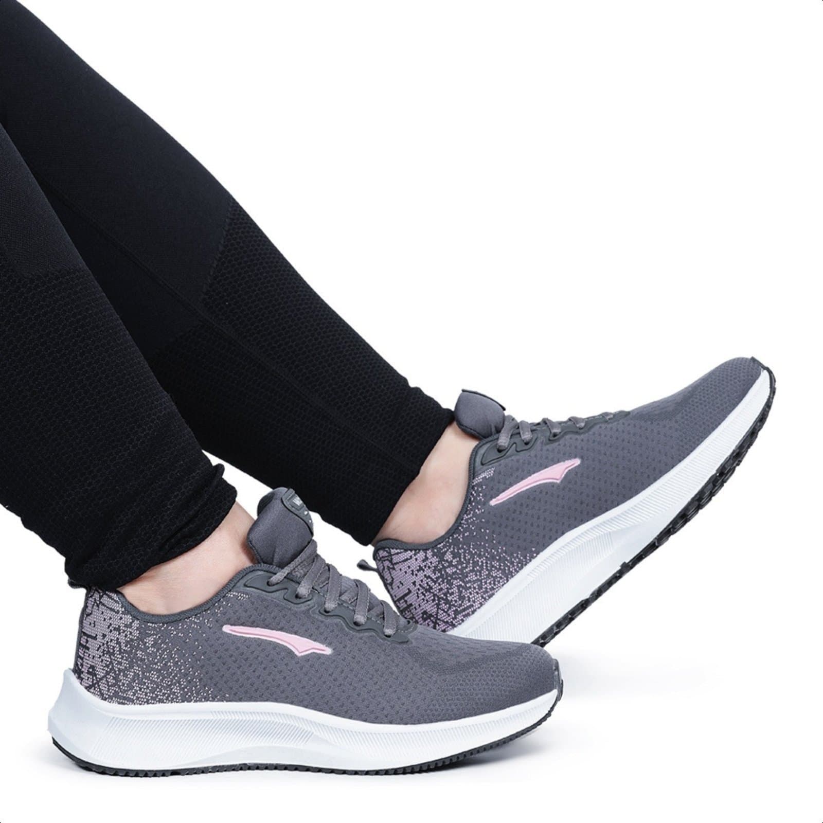 Tênis feminino ortopédico Bia Ramos Flash, cinza e rosa, com sola branca.