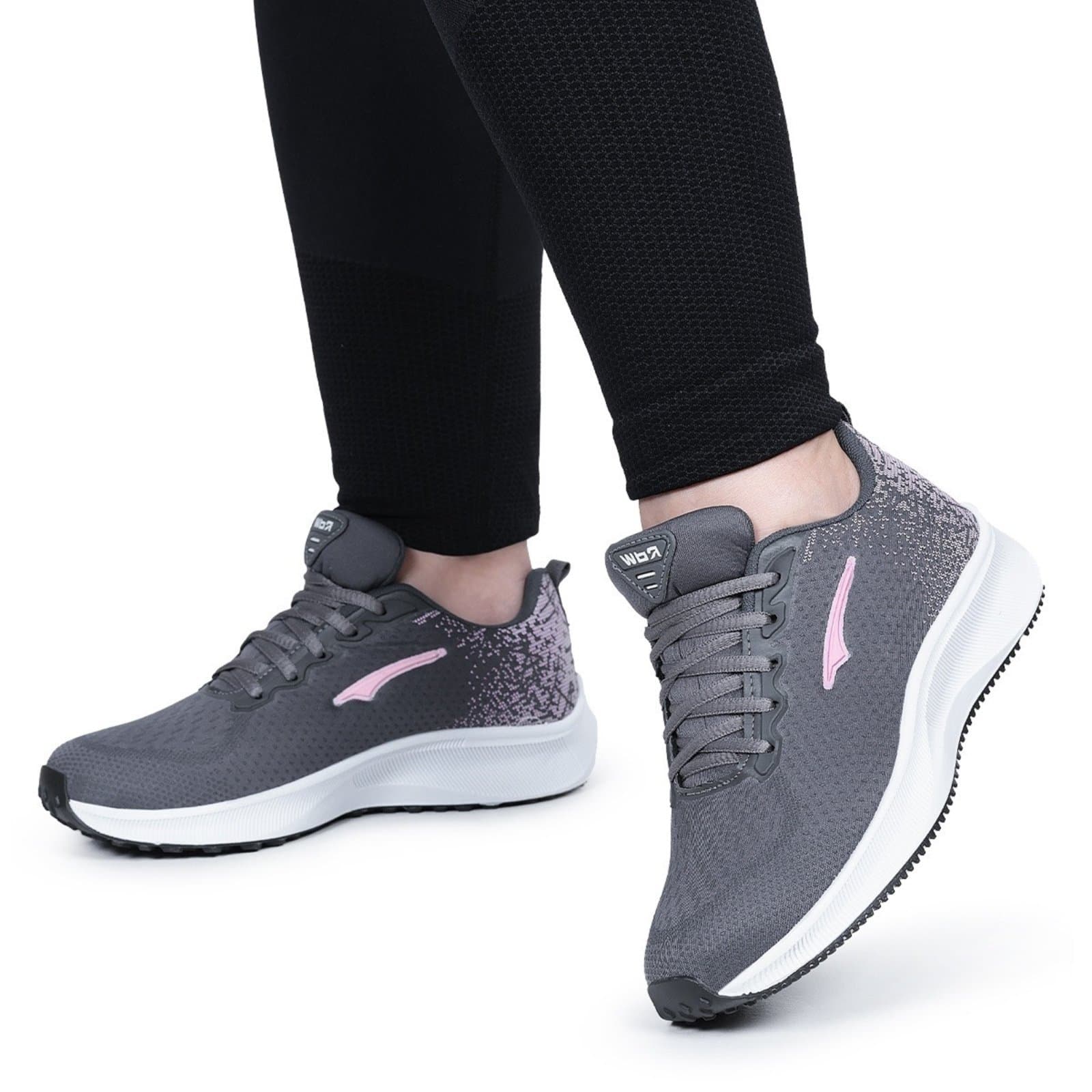 Tênis feminino ortopédico Bia Ramos Flash, cinza e rosa, mostrando detalhes da sola.