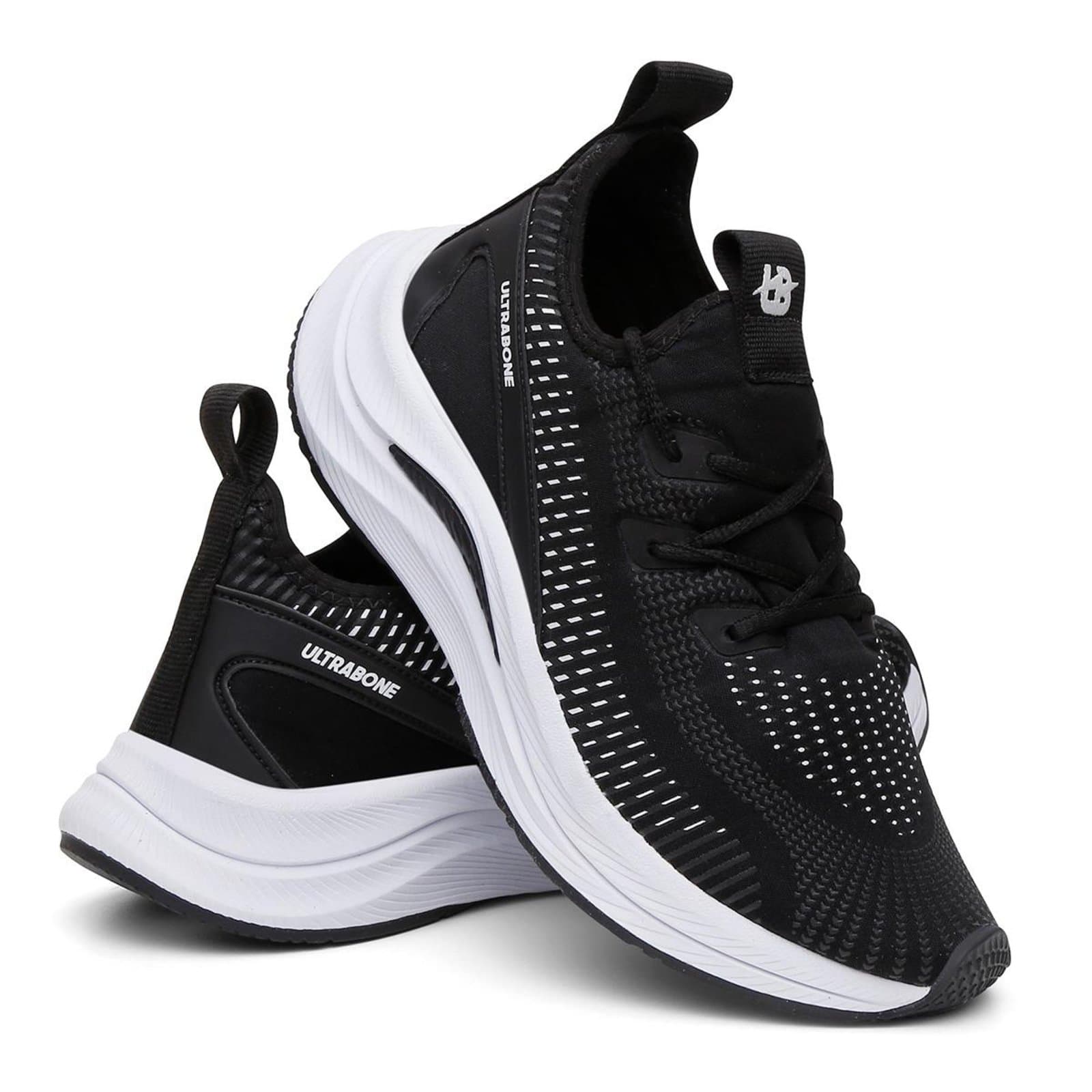 Tênis esportivo feminino ultrabone preto com sola branca e detalhes em branco.