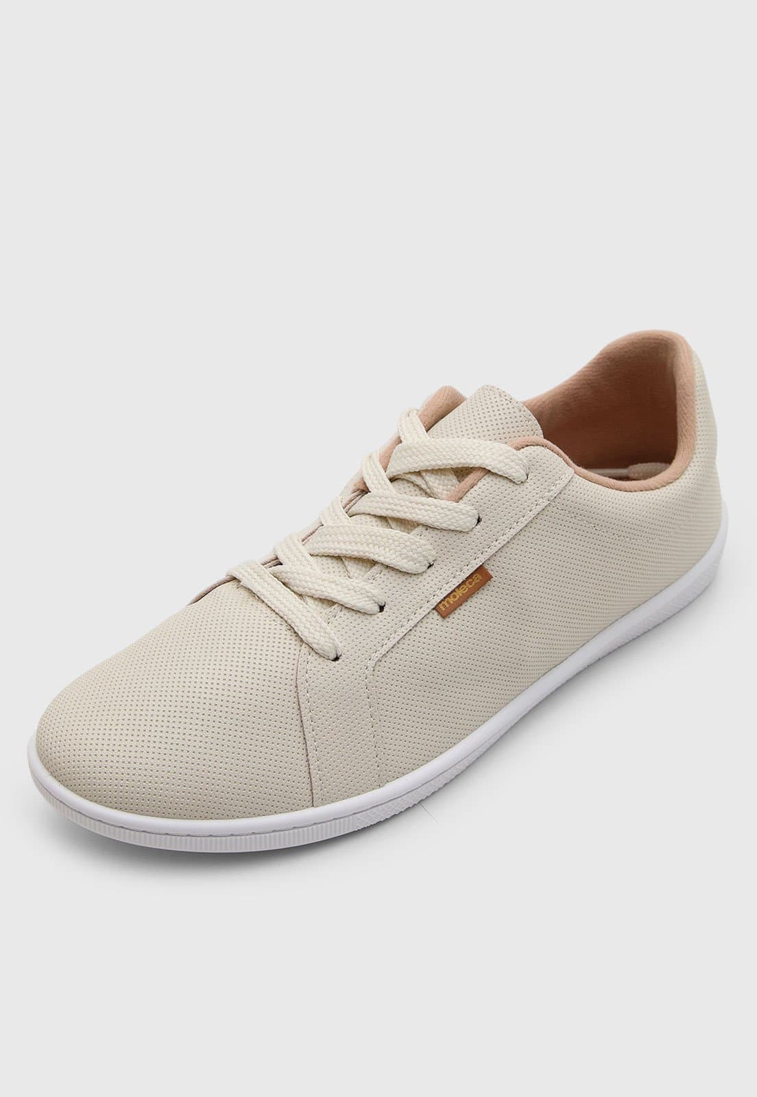 Detalhe do tênis Moleca Casual Off White com sola flat e cadarço branco, estilo low top.