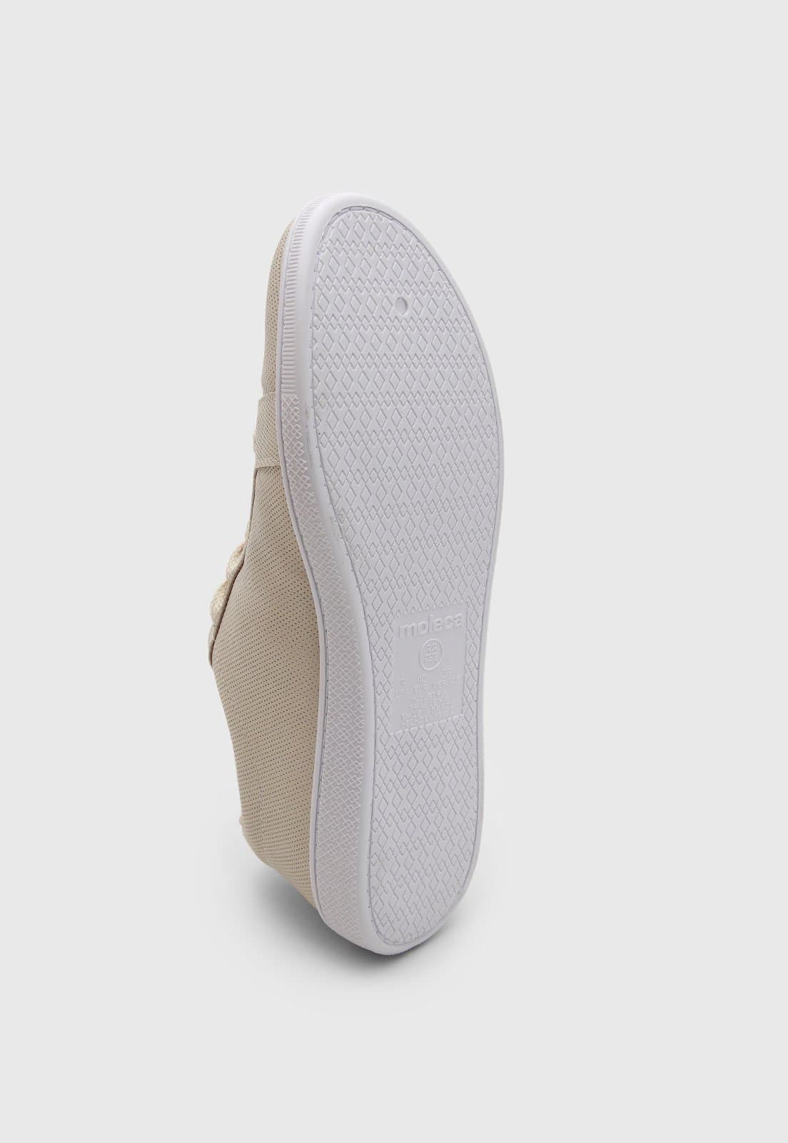 Sola do tênis Moleca Casual Off White com sola flat e cadarço branco, estilo low top.