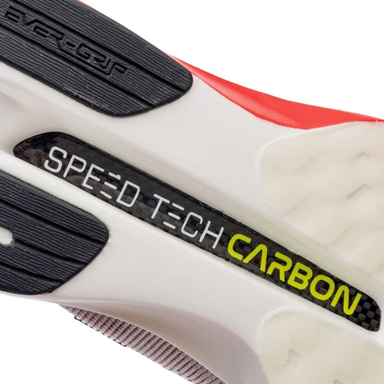 Detalhe da placa Speed Tech e carbono do solado do tênis Fila Racer Carbon 3.