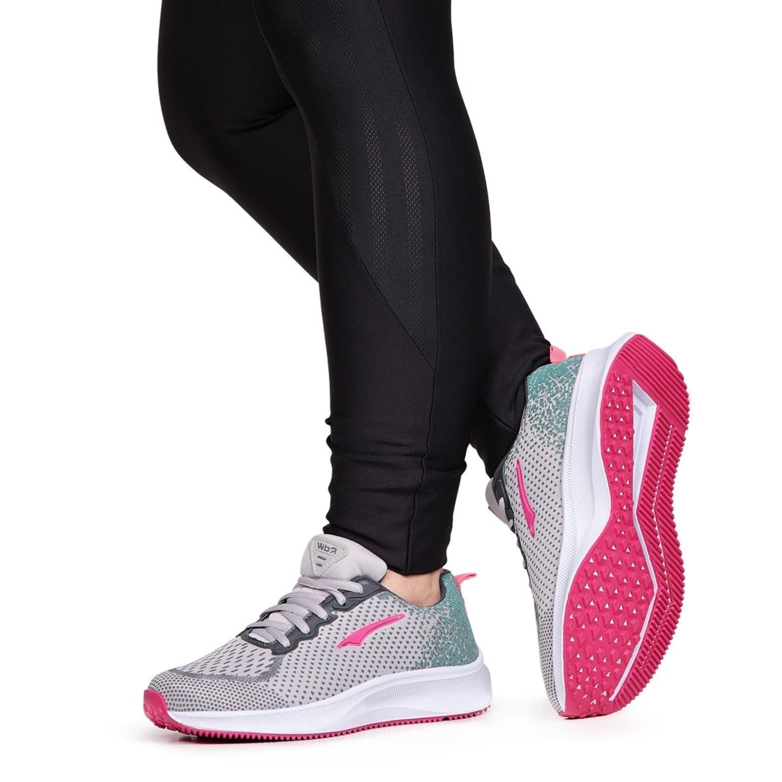 Tênis esportivo feminino Bia Ramos RDW Flash, cinza e rosa, com sola rosa.