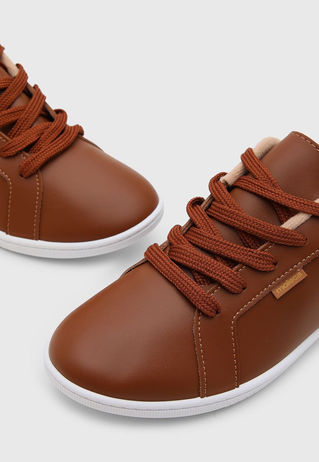 Par de tênis feminino Moleca marrom sintético, estilo casual, com cadarços.