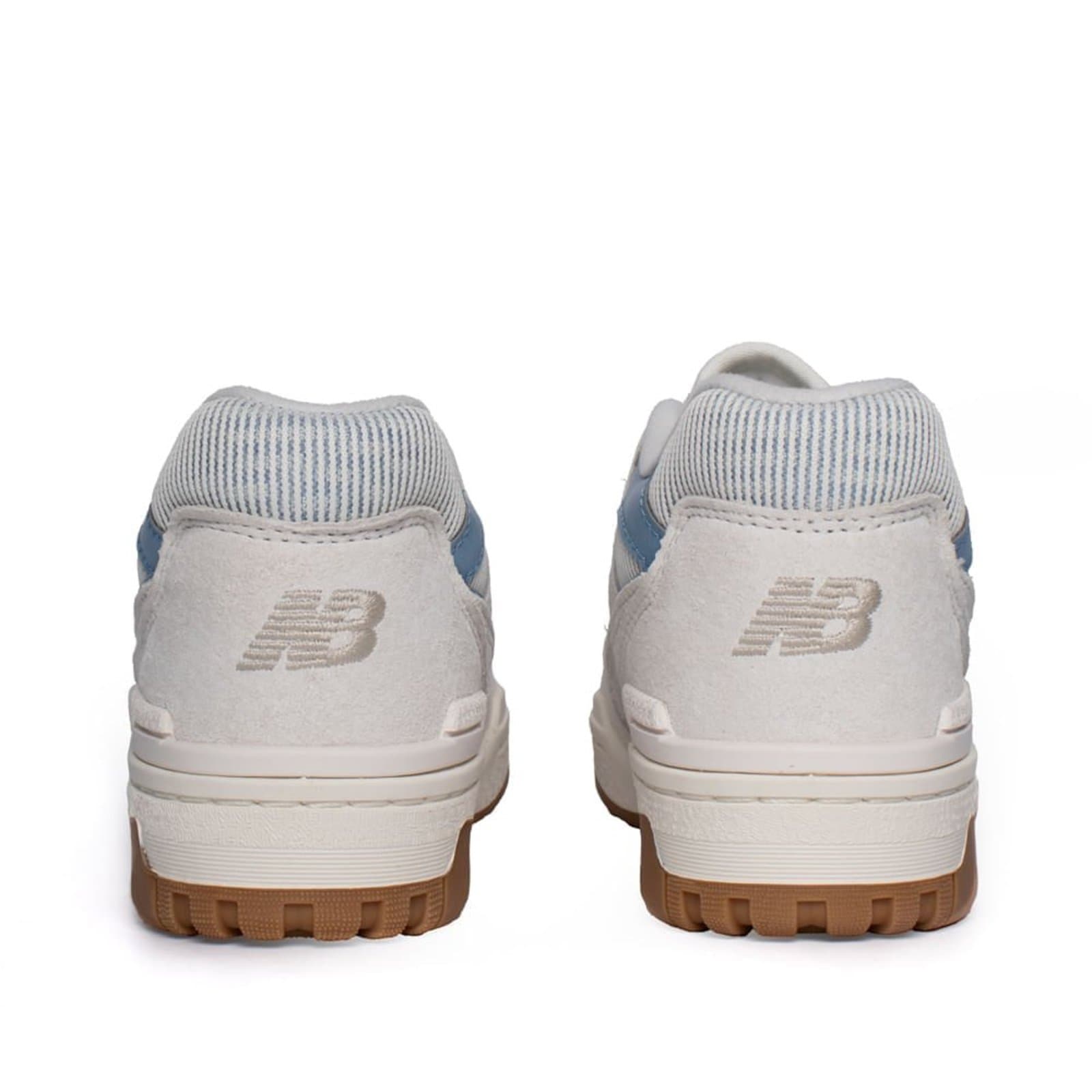 Tênis New Balance 550 feminino branco azul marinho com solado marrom.